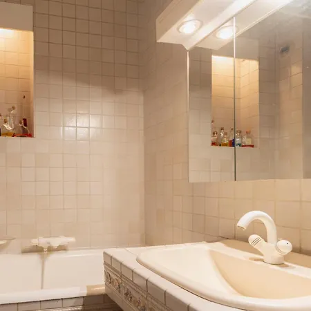Paris Les Sablons Elegant Апартаменты *